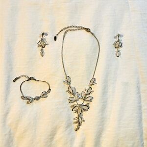 ✨Shining✨ Three-piece, silver rhinestone and mesh leaf jewelry set